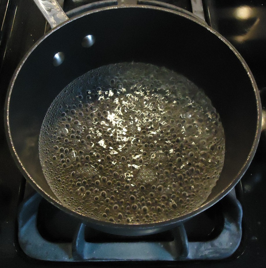 عکس آب در حال جوشیدن در قابلمه برای boil